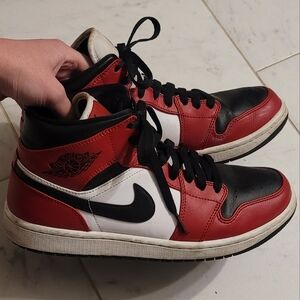 Nike Air Jordan 1 Mid Chicago Black Toe (2020) Size 9 (554724-069)
